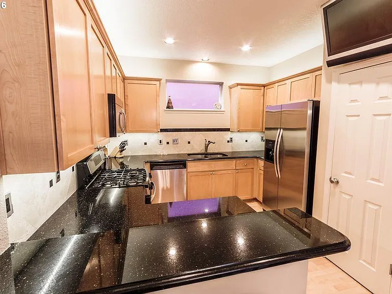 1060 SE Portlandia Ave — Photo 3