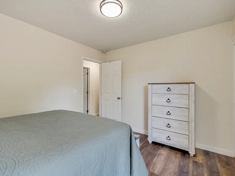Upper Level
+3rd bedroom
+Queen bed
+Deck access
+Dresser
+Closet