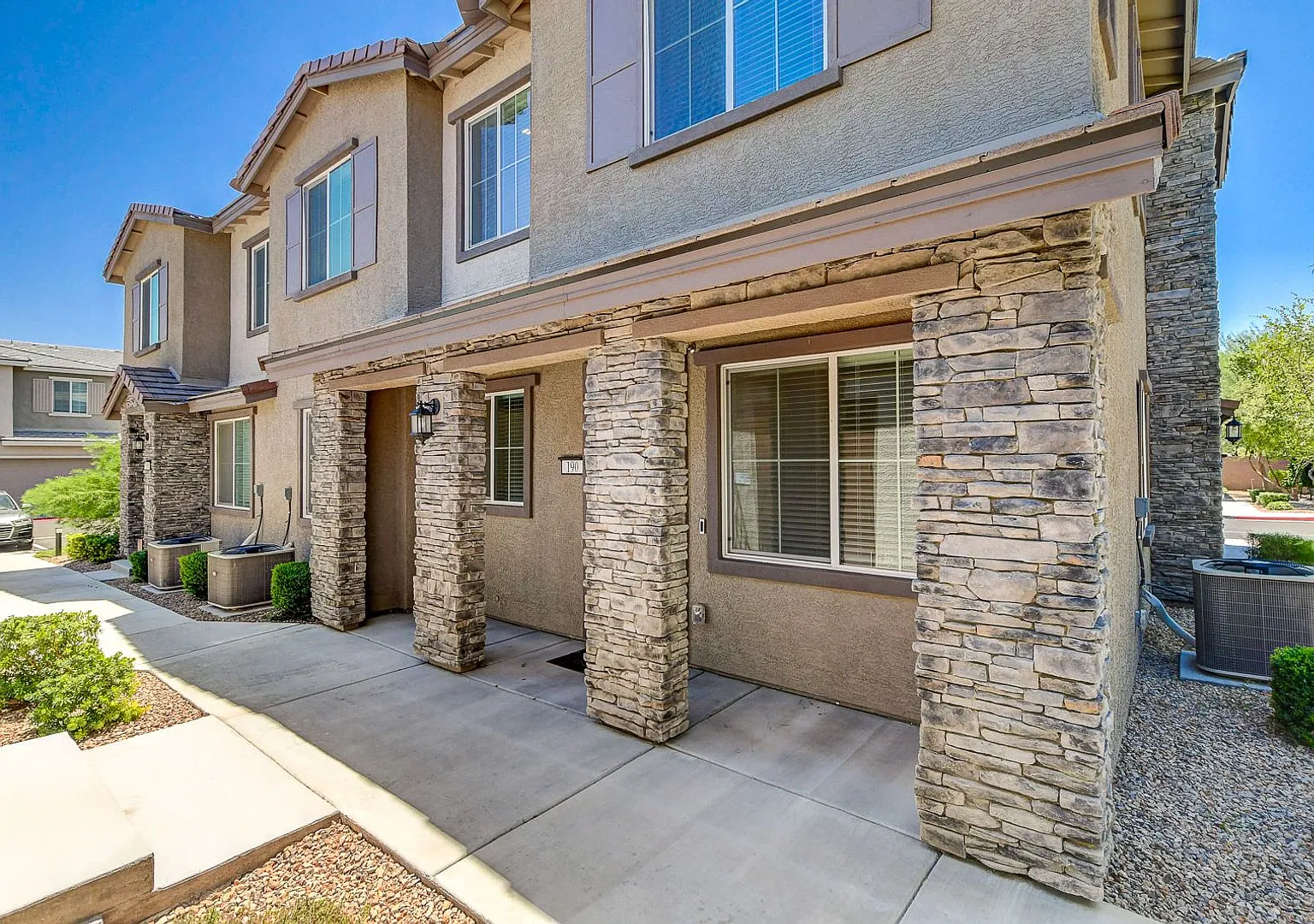 3 Bedroom townhome with Elevator! — Photo 3