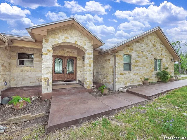 4 bed, 4.0 bath, 4482 sqft, $9,000 — Photo 2