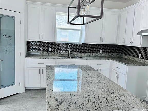 3rd image of 129 Palm Dr