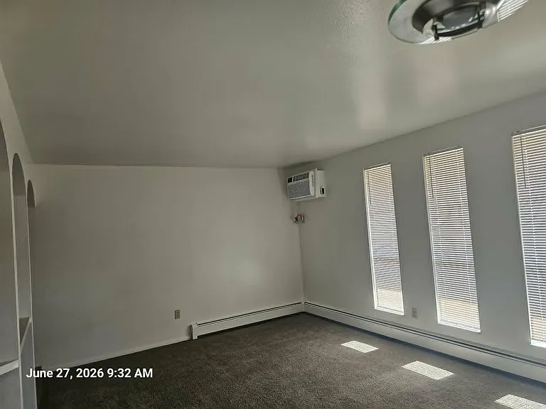 Chateau Villa Apartments — Photo 37