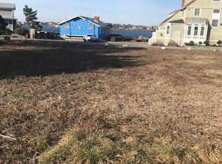 77 Shore Dr, Middletown, RI 02842