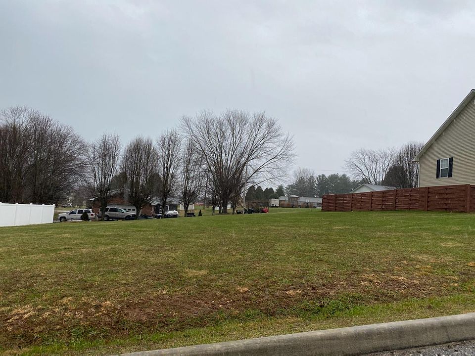 1st image of 121 West Dr