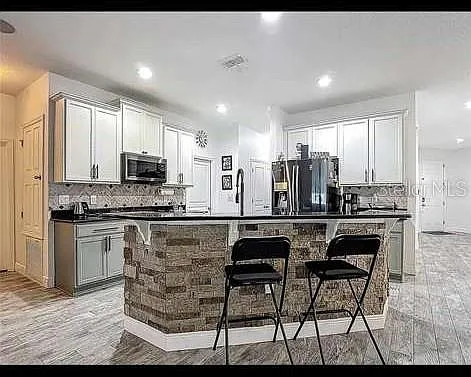 911 La Terraza Ln — Photo 2