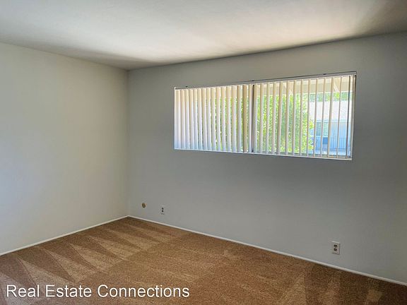 4th image of 870 Castlewood Dr APT 3