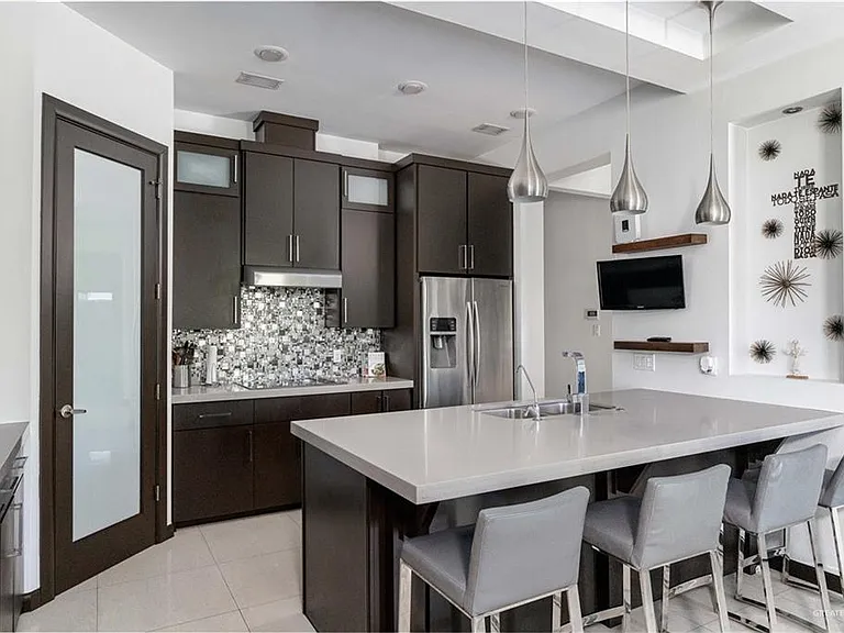 2707 El Jardin — Photo 4