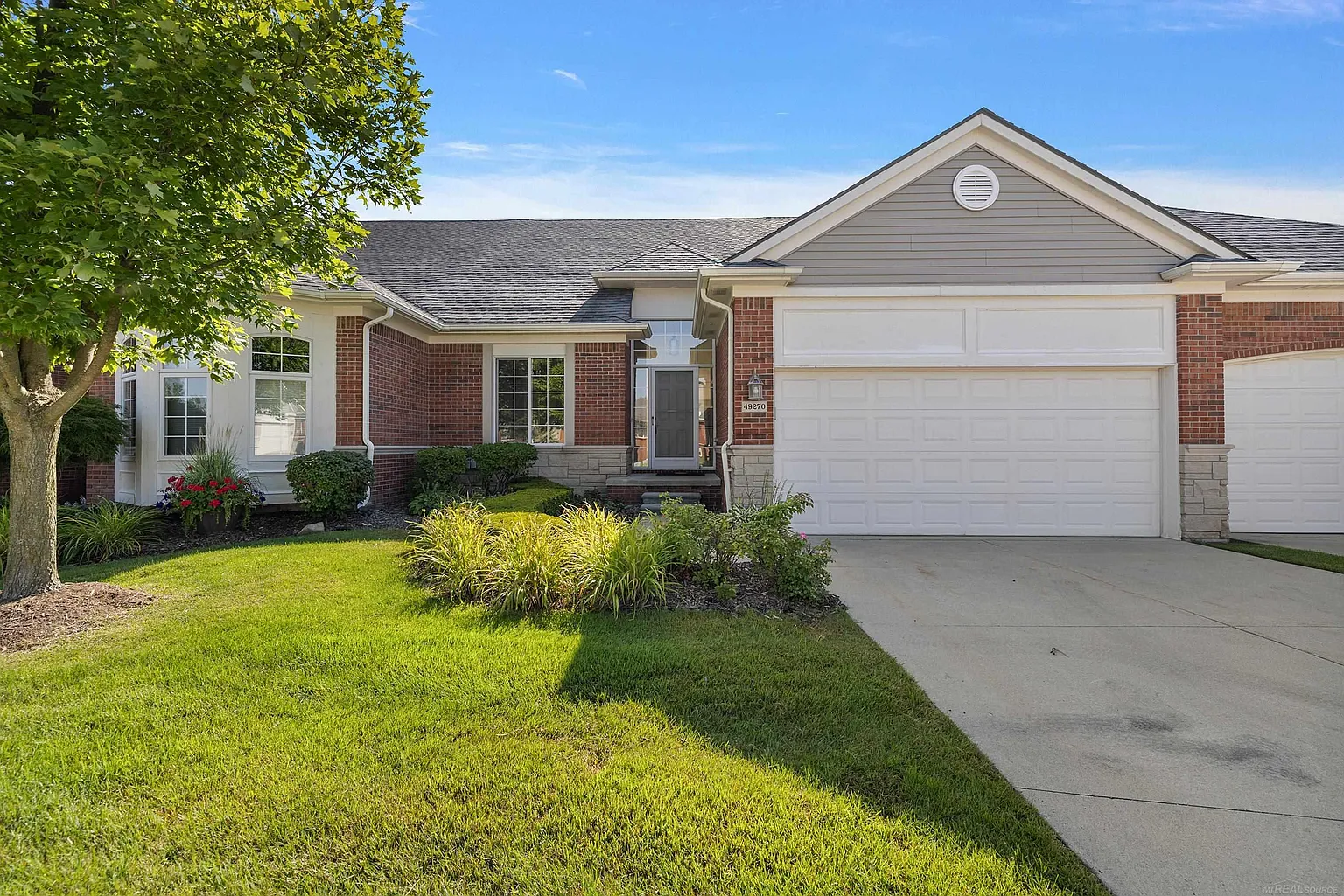 49270 Village Pointe Dr photo 1