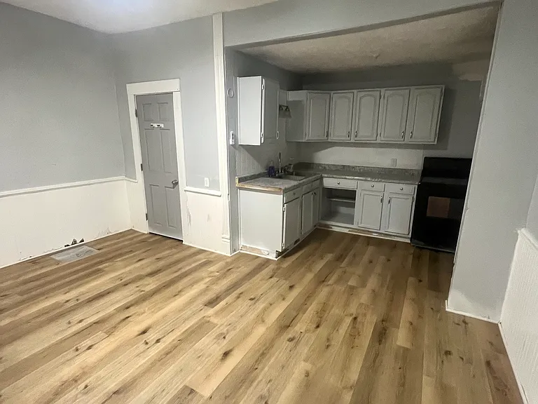 129 E Market St — Photo 5