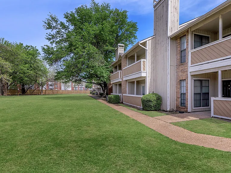 Lincoln Glens Apartments — Photo 12