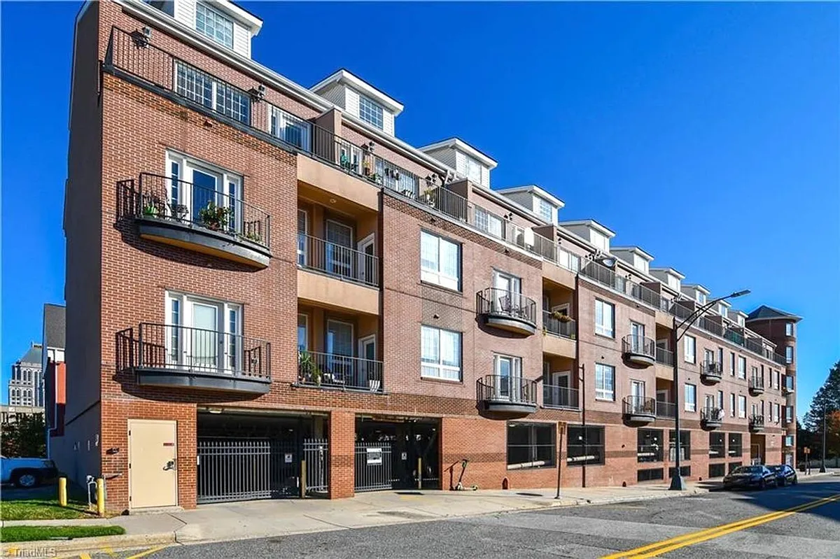 Building Photo - 360 S Elm St #109