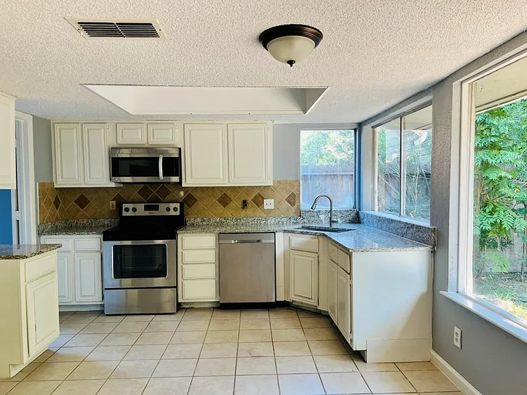 7627 Candlegreen Ln — Photo 18