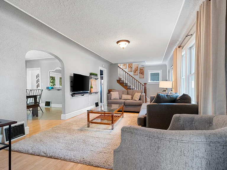 1338 W 8th St — Photo 38