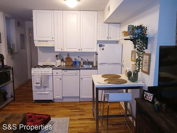 3rd image of 320 S 12th St #9972920