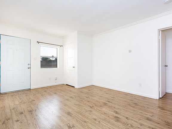 3rd image of 5042 1/2 Saratoga Ave