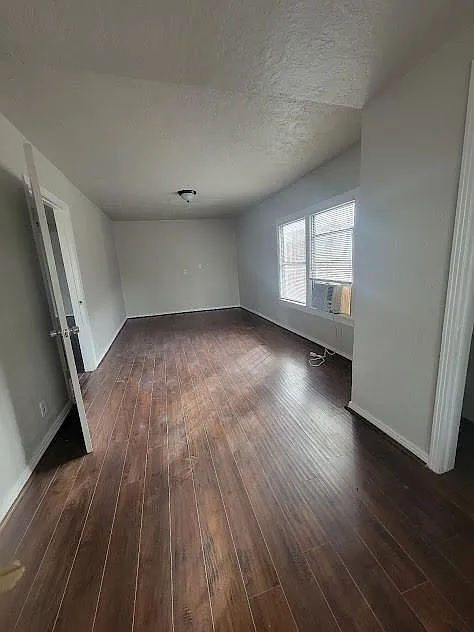 3 bed, 1.0 bath, 1350 sqft, $1,350 — Photo 3