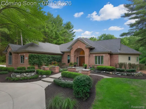 12172 Woodline Dr, Fenton, MI 48430