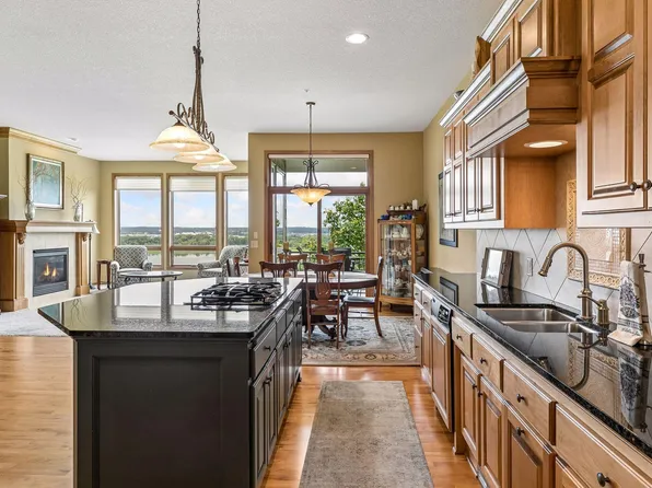 10102 Indigo Dr, Eden Prairie, MN 55347