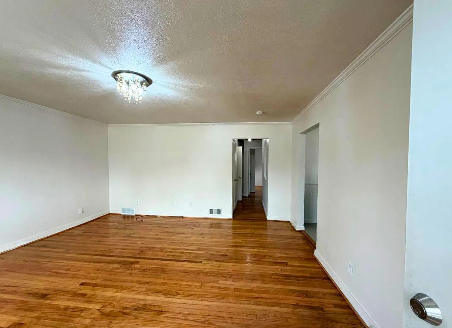Charming 3-Bedroom Ranch in a Prime Location Near Ford Rd! — Photo 4