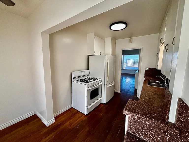 Large 2 bed 1 bath with private outdoor patio- Bankers Hill — Photo 12