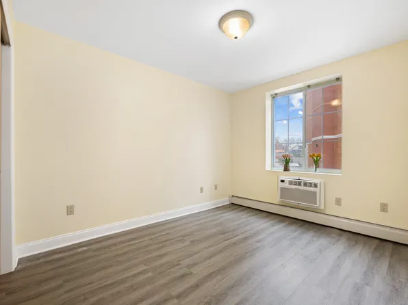 183-26 Booth Memorial Avenue image 10 of 31