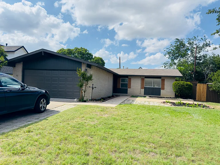 902 Greenbriar Ln — Photo 1