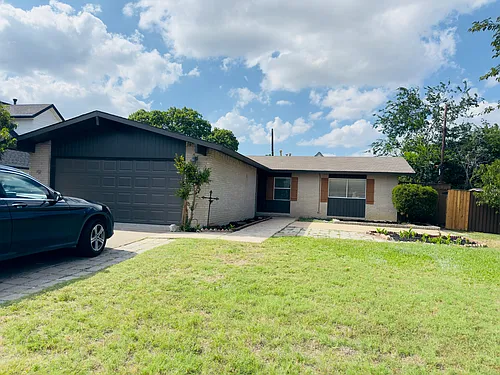 902 Greenbriar Ln Photo 1