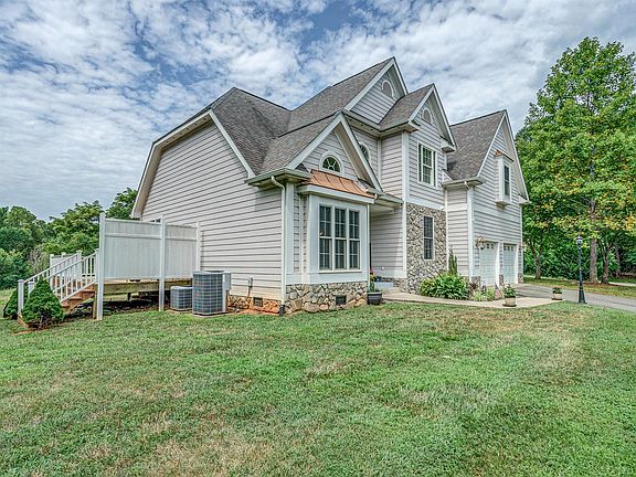 5th image of 10 Leeward Dr