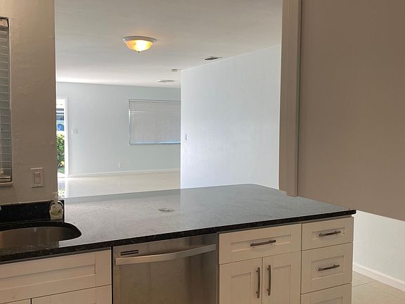 5th image of 270 Basin Dr Unit B
