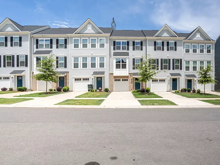 3310 Beeler Ln — Photo 2