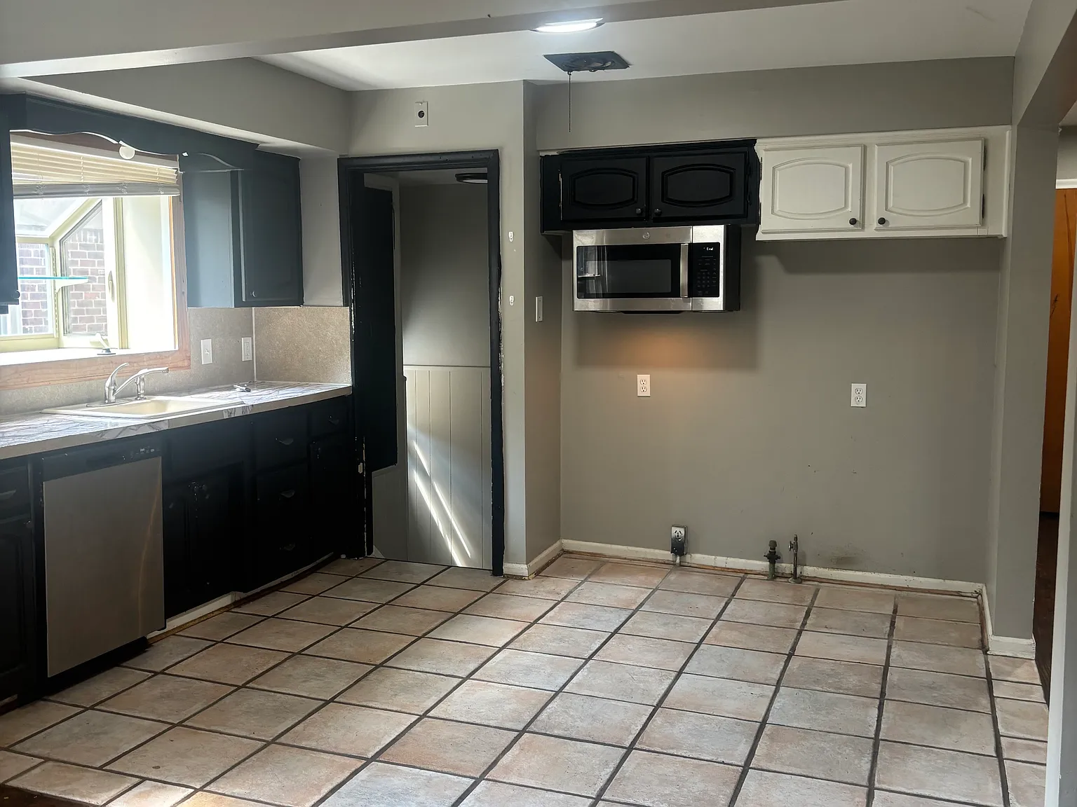 3 bed, 1.5 bath, 955 sqft, $1,700 — Photo 3