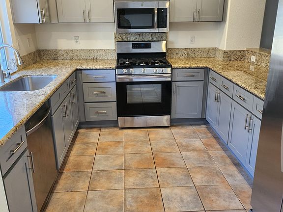 Kitchen -- stainless appliances, granite countertop, new cabinets