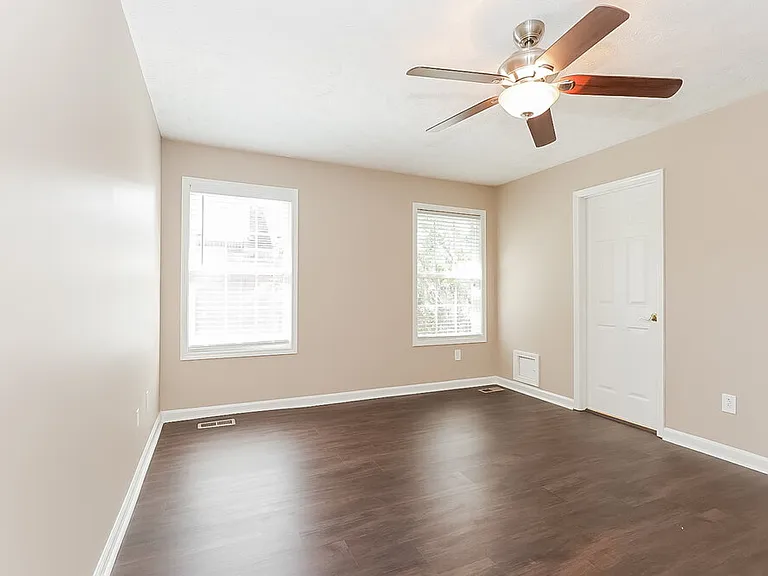 210 Valley Ct — Photo 12