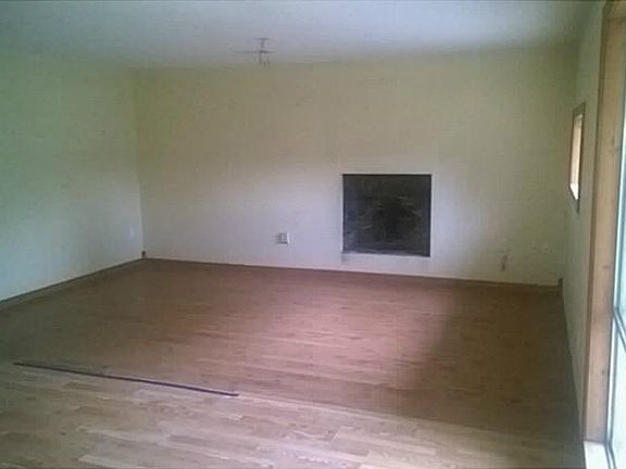 4th image of 105 Oak Park Dr