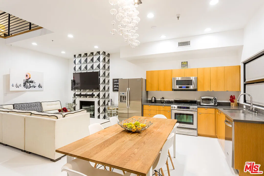 2 bed, 3.0 bath, 1599 sqft, $7,999 — Photo 1