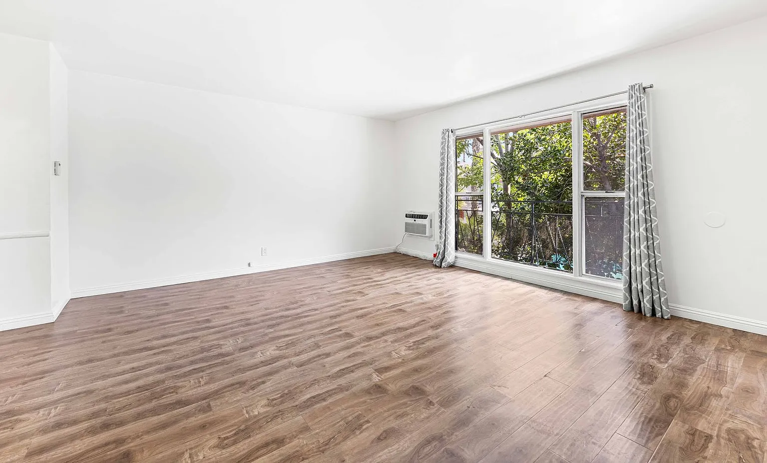 Hollyview Apartments — Photo 3
