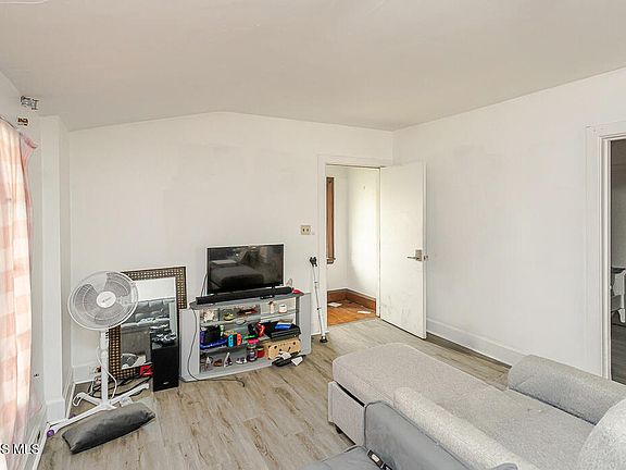 5th image of 423 Oak St
