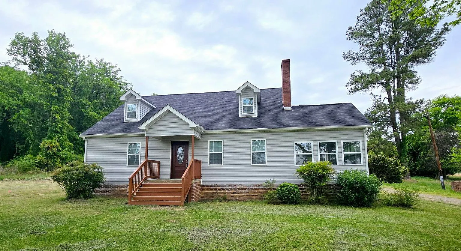 Amazing 4 bed room 3 bathroom home in the country with a large Private lot fully updated — Photo 1