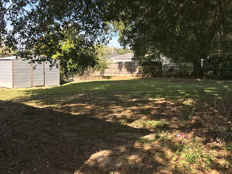1910 W Oak Ave — Photo 17