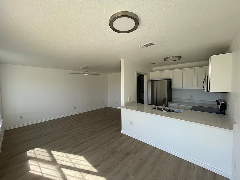 503 Gateway Pkwy #5 — Photo 9