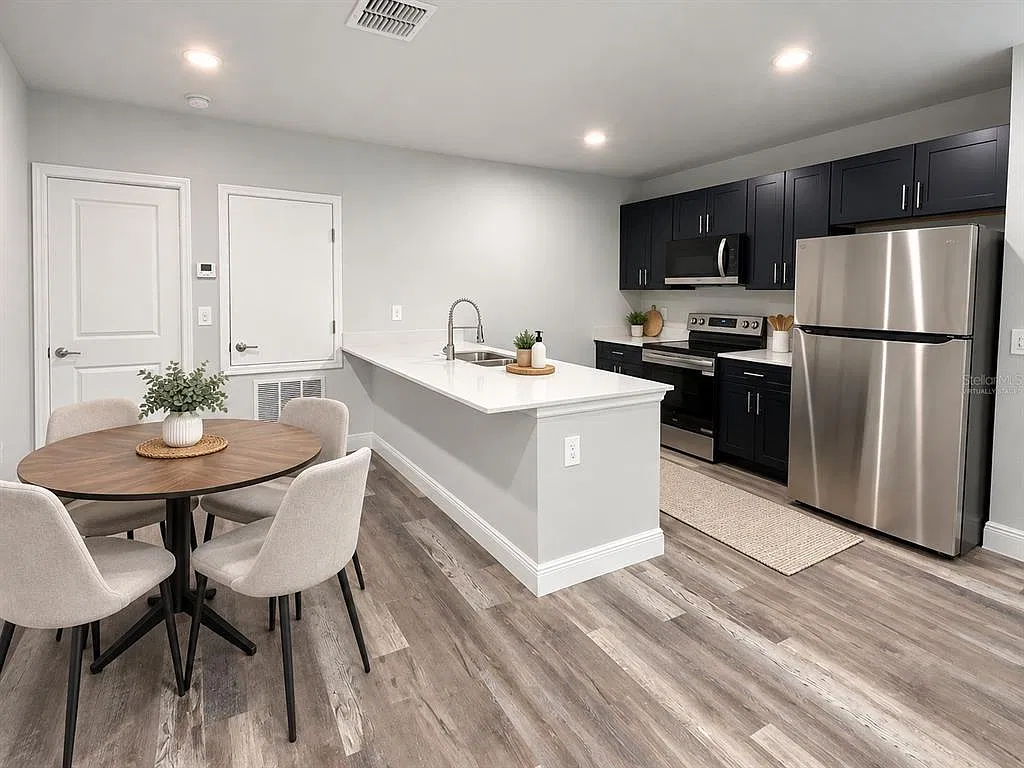 3 bed, 2.0 bath, 1005 sqft, $1,597 — Photo 2