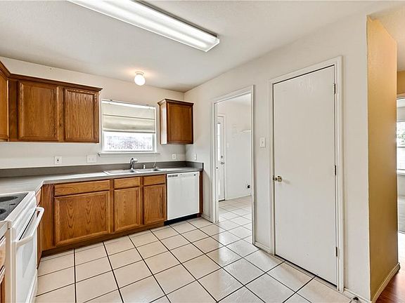3rd image of 521 Buckstone Dr
