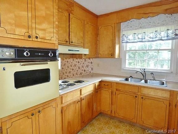 4th image of 2449 Redbud Dr