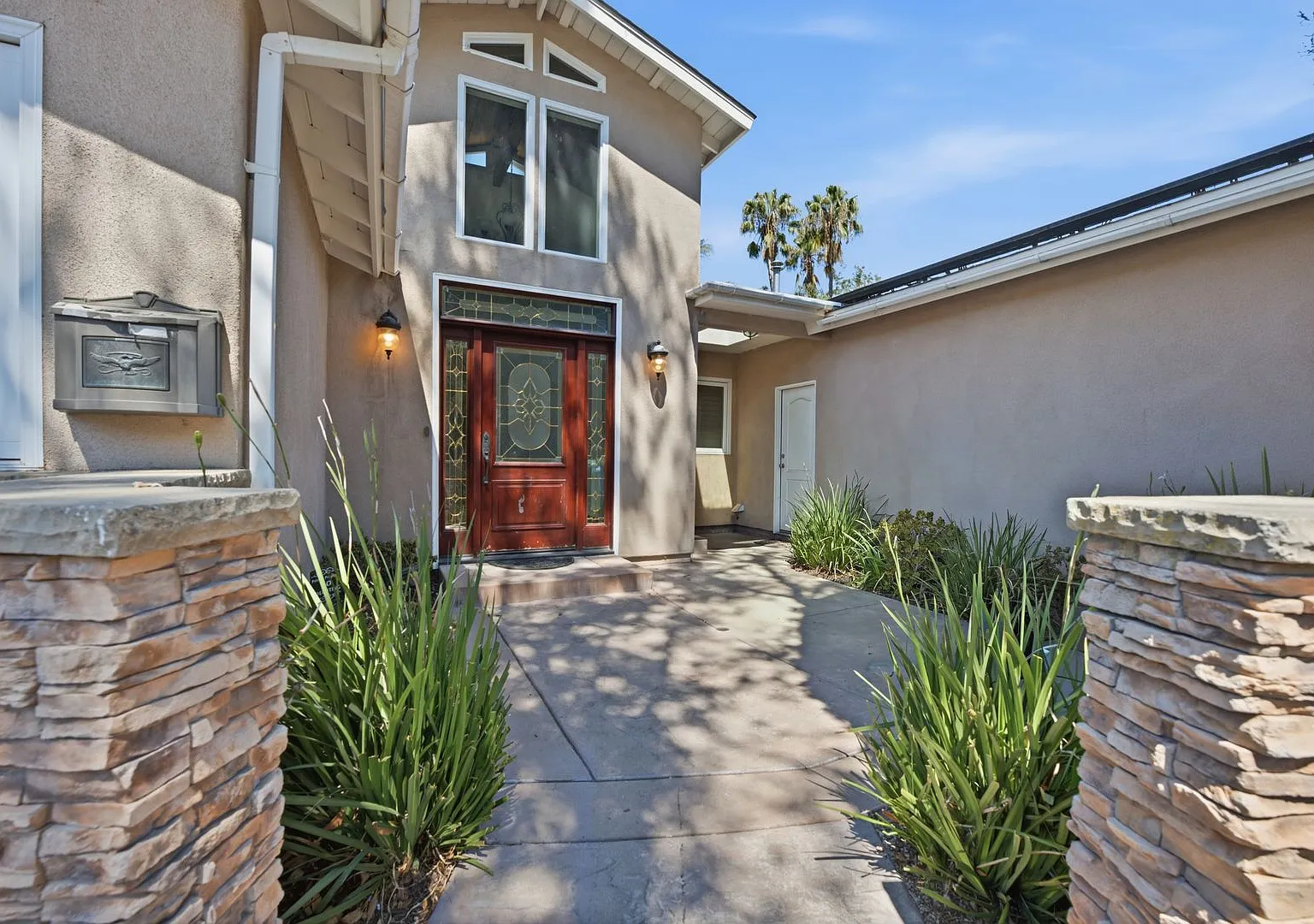 Large Main House! — Photo 1