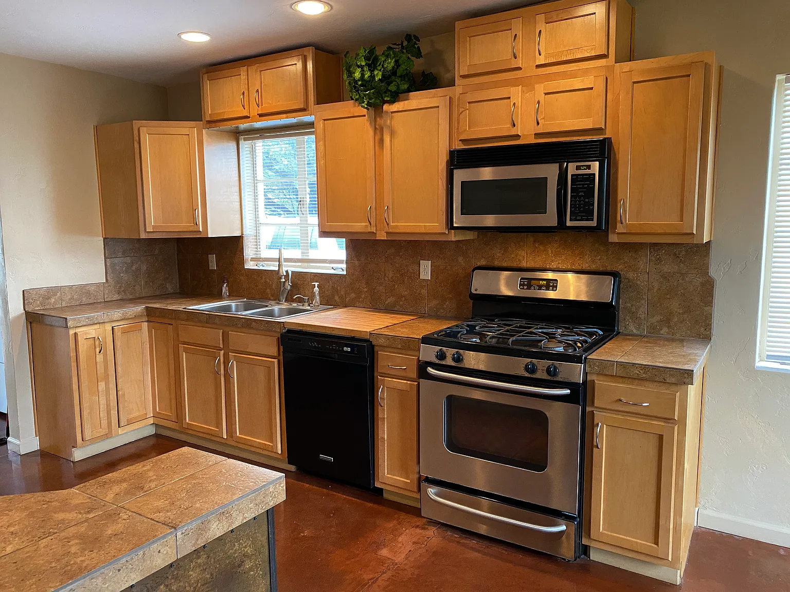 2 bed, 1150 sqft, $1,895 — Photo 2
