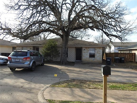 2nd image of 801-803 San Saba Dr