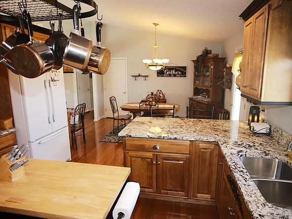 5th image of 1990 Oakview Dr