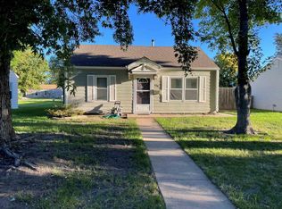 142 W 7th Ave, Holdrege, NE 68949