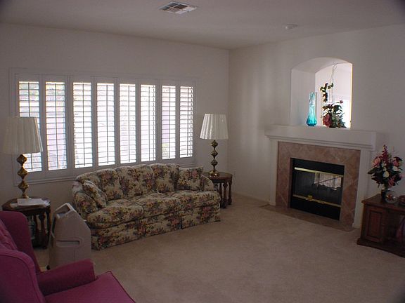 LIVINF ROOM