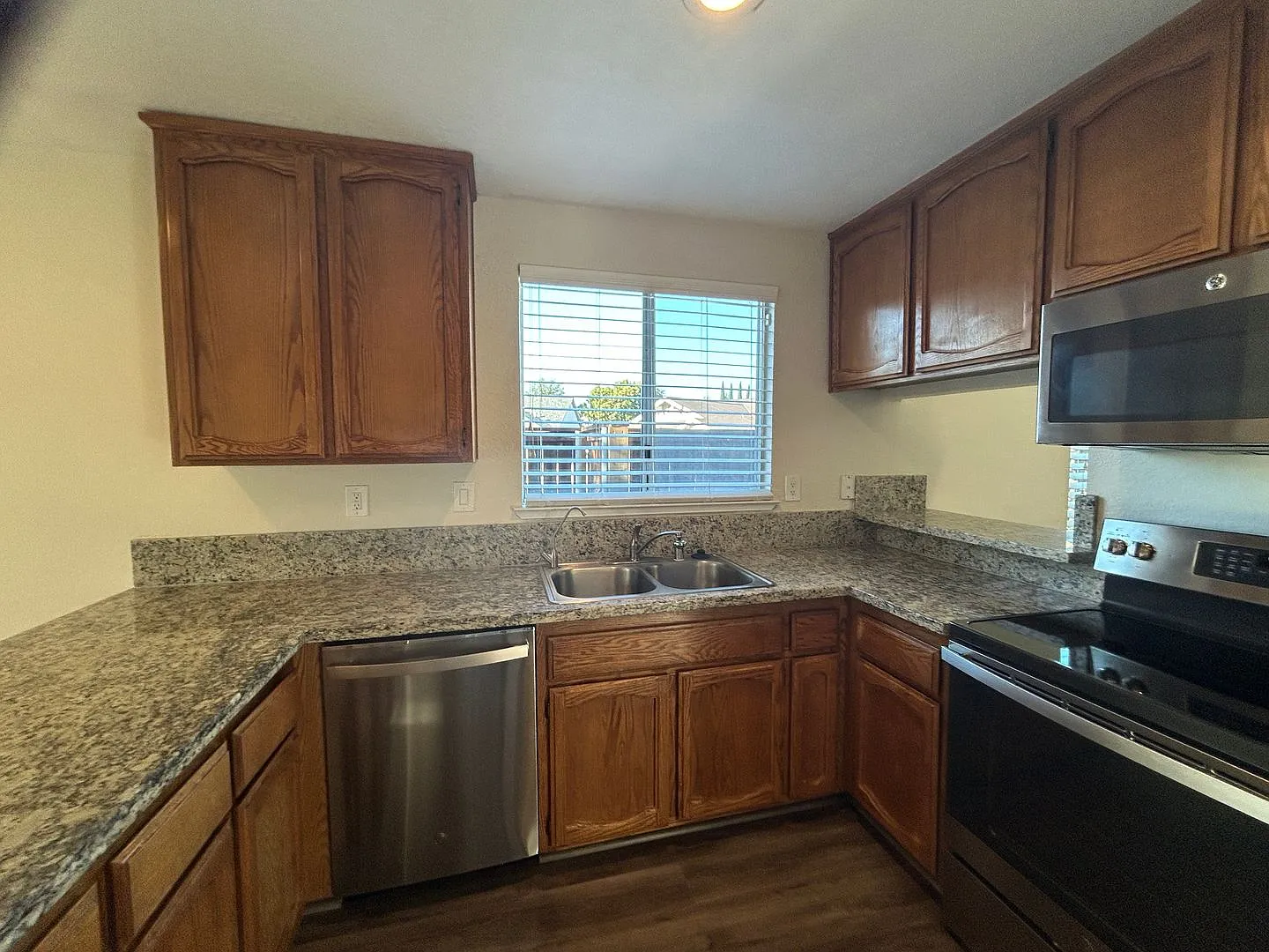 Cozy Elk Grove Halfplex — Photo 3
